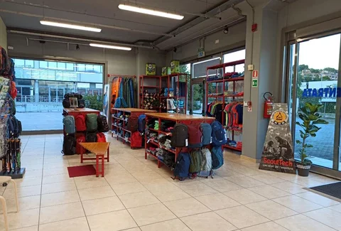 Vista dell'interno dello Scout Shop Il Castoro di Ancona