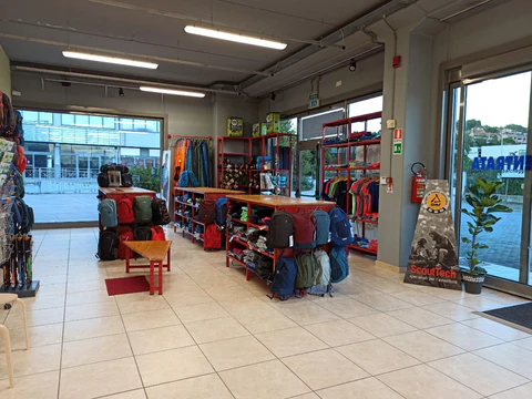 Vista dell'interno dello Scout Shop Il Castoro di Ancona