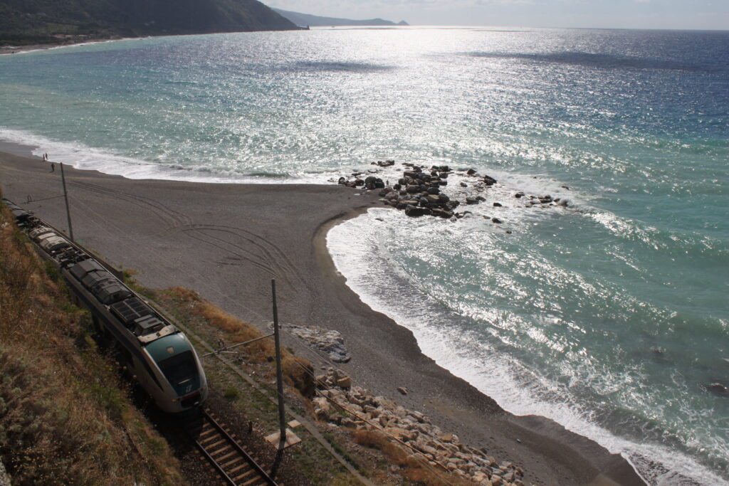 Treno sulla costa sicula