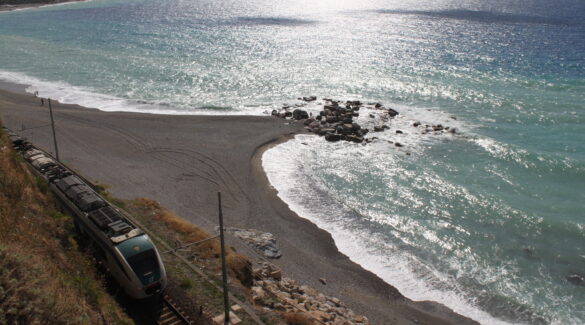 Treno sulla costa sicula