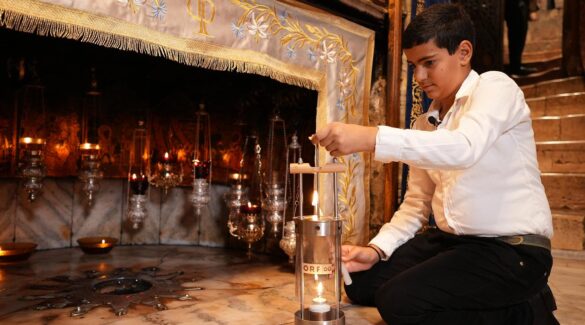 Jeries Fadi Khier, undicenne di Betlemme, accende la Luce della Pace dell'ORF nella Grotta della Natività. Credits: friedenslicht.orf.at