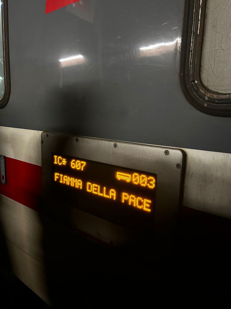 Display fianco treno con la scritta Fiamma della Pace sul Bologna - Lecce 2025. Foto: Paola Sossa