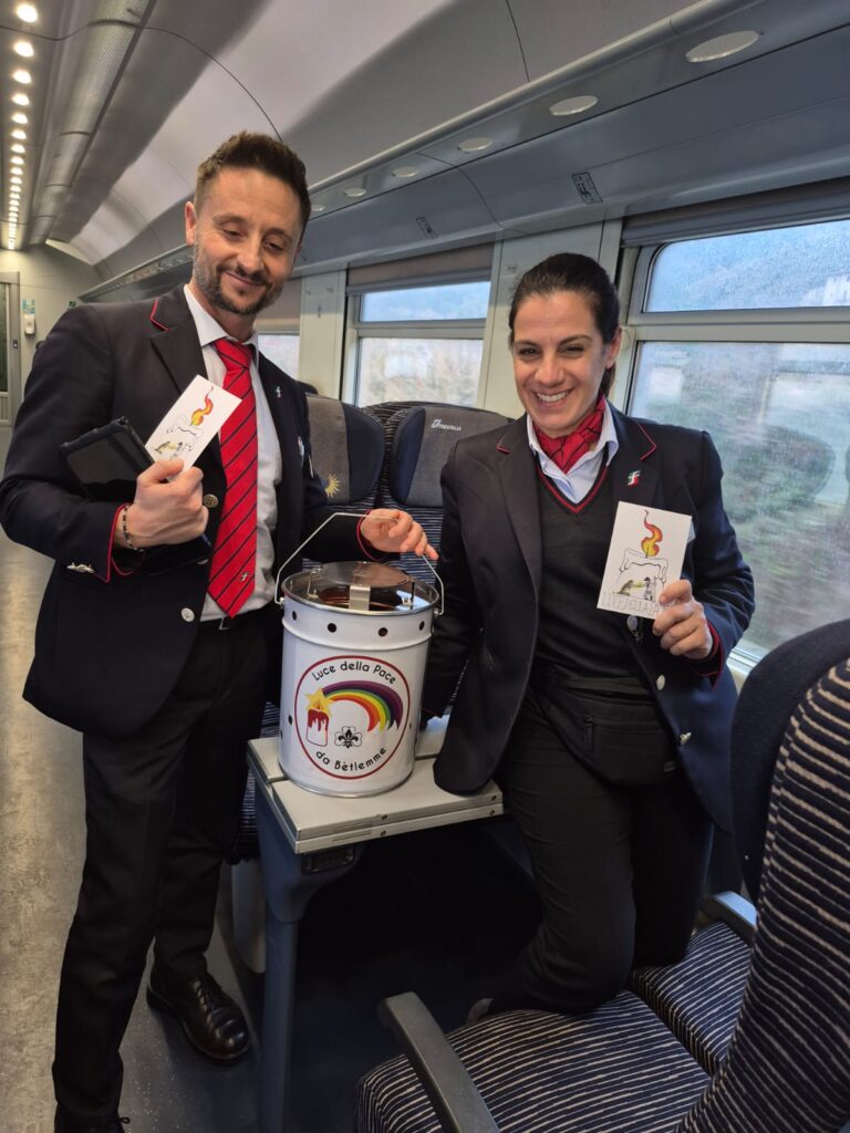 Personale Trenitalia in posa con la Luce della Pace e le cartoline del 2025 verso Villa San Giovanni. Foto: Natasha Di Profio 2025